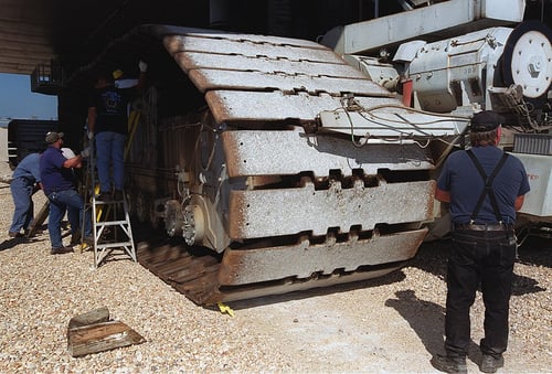 1024px-Repair_work_on_NASA_crawler-transporter_track_shoe_(KSC-00PP-1629)