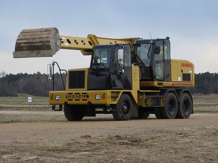 800px-Gradall_crane_Memphis_TN_2013-02-02_001