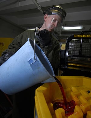 hydraulic-fluid-463px-US_Navy_090316-N-6597H-004_Boatswain's_Mate_2nd_Class_George_Cabeen_empties_used_hydraulic_fluid_into_a_storage_container