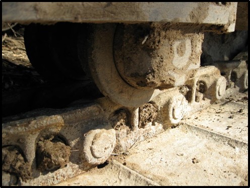 keep-your-machine-clean-final-drive-travel-motor-tracks
