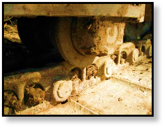 final-drive-travel-motor-dirty-undercarriage-1.png